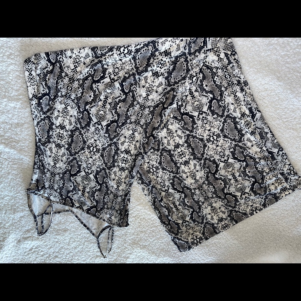 Black & white snake print body-con dress